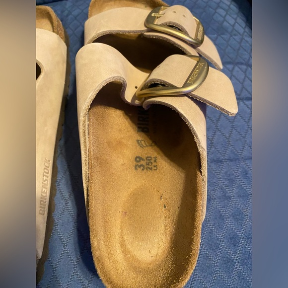Birkenstock Beige Sandals with Gold Buckles 8-8.5 Size 39. Sandcastle Color EUC - Picture 8 of 16